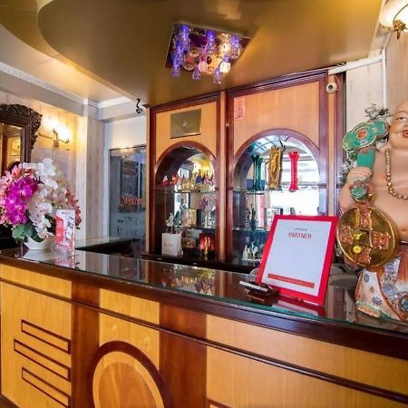 RedDoorz Tan Hoang Long Hotel Nguyen Van Cu Ho Chi Minh-stad Buitenkant foto